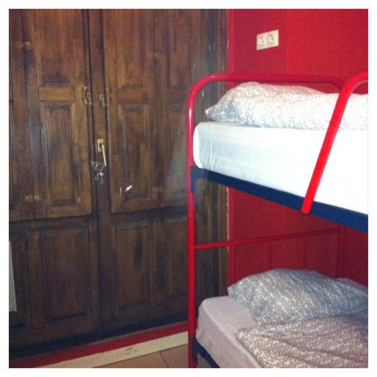 Nosso quarto dentro do quarto. Não dá para ver na foto, mas ainda tinha uma mesa na direção oposta da janela.
